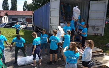 Batůžky Mary’s Meals z Brna do Malawi