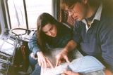 Magnus a Julie nad mapou na cestě do Bosny a Hercegoviny (rok 1992).