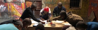 Děti ve vězení při hodině výtvarné výchovy. Madagaskar.