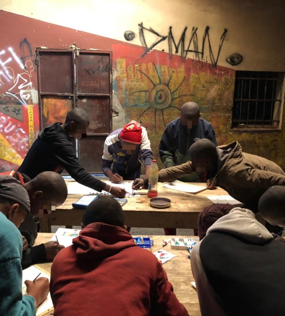 Děti ve vězení při hodině výtvarné výchovy. Madagaskar.