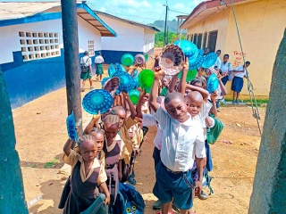 Děti ve frontě na jídlo od Mary’s Meals