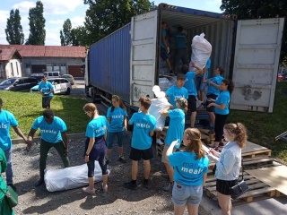 Batůžky Mary’s Meals z Brna do Malawi