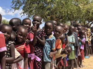 Turkana děti ve frontě na Mary’s Meals