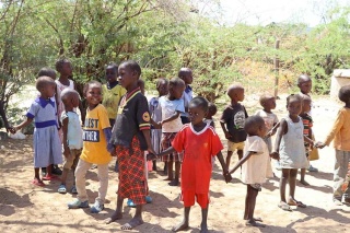 Turkana tančící děti