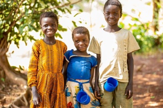 Děti stojí s prázdnými hrníčky