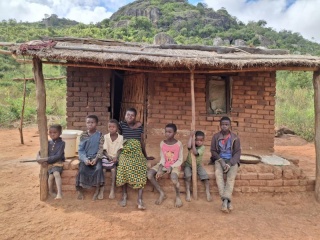 Estele a její děti u domu