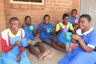 children eating in Malawi